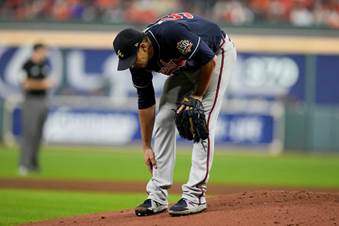 Atlanta Braves starting pitcher Charlie Morton rubs his leg before leaving the game during the third inning of Game 1 in baseball's World Series between the Houston Astros and the Atlanta Braves Tuesday, Oct. 26, 2021, in Houston. (AP Photo/Ashley Landis)