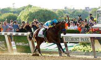 https://upload.wikimedia.org/wikipedia/commons/thumb/4/47/American_Pharoah_wins_2015_Belmont_Stakes.jpg/1920px-American_Pharoah_wins_2015_Belmont_Stakes.jpg