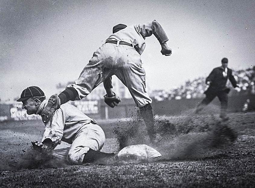 https://upload.wikimedia.org/wikipedia/commons/6/63/Cobb_slide_into_third.jpg