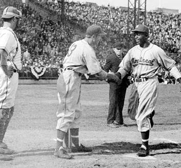 George Shuba greeted Jackie Robinson, right, when Robinson broke baseball&rsquo;s color barrier in a minor league game in 1946.