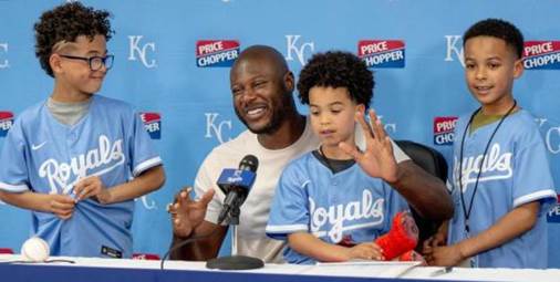 Photos: Lorenzo Cain retires with the Kansas City Royals in an emotional  ceremony