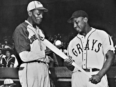  SATCHEL PAIGE & YOUNG JOSH GIBSON TALKING BASEBALL 71/4 x 10 NEGRO LEAGUE I   - Picture 1 of 1