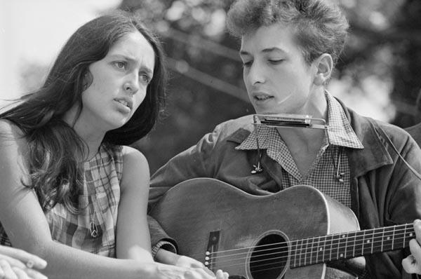 Young Joan Baez and Bob Dylan on the March on Washington for Jobs and  Freedom: August 28, 1963 : r/bobdylan