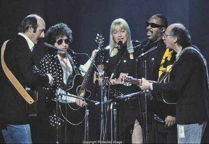 Bob Dylan, Peter, Paul and Mary, and Stevie Wonder performing “Blowin' in  the Wind” , Kennedy Center, Washington, D.C., January 20, 1986 - the first  Martin Luther King, Jr. day [1440x985] : r/HistoryPorn