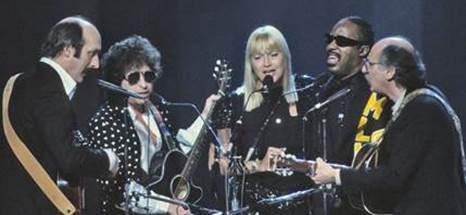 Bob Dylan, Peter, Paul and Mary, and Stevie Wonder performing “Blowin' in  the Wind” , Kennedy Center, Washington, D.C., January 20, 1986 - the first  Martin Luther King, Jr. day [1440x985] : r/HistoryPorn