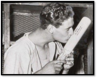 Ted Williams kissing his bat after getting 6 hits on the last day of the season giving Ted a 406. Batting Average : r/baseball
